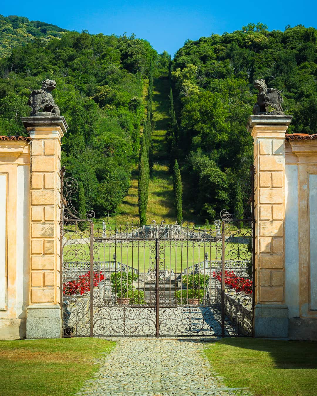 Salone settecentesco di Villa Della Porta Bozzolo con affreschi e arredi d’epoca