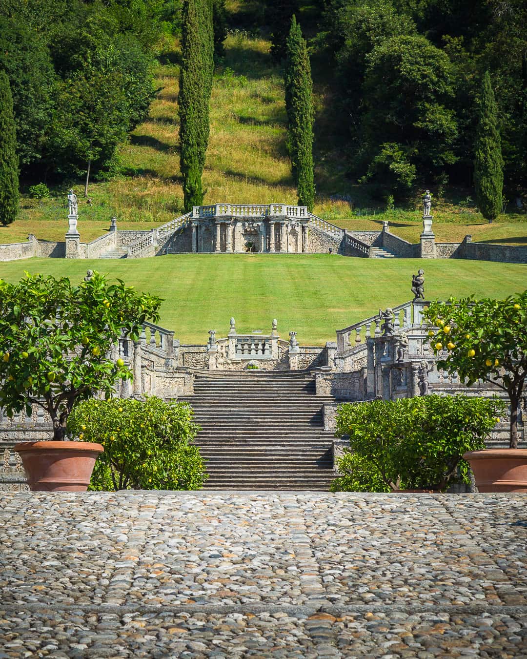 Facciata barocca di Villa Della Porta Bozzolo che domina il borgo con eleganza nobiliare