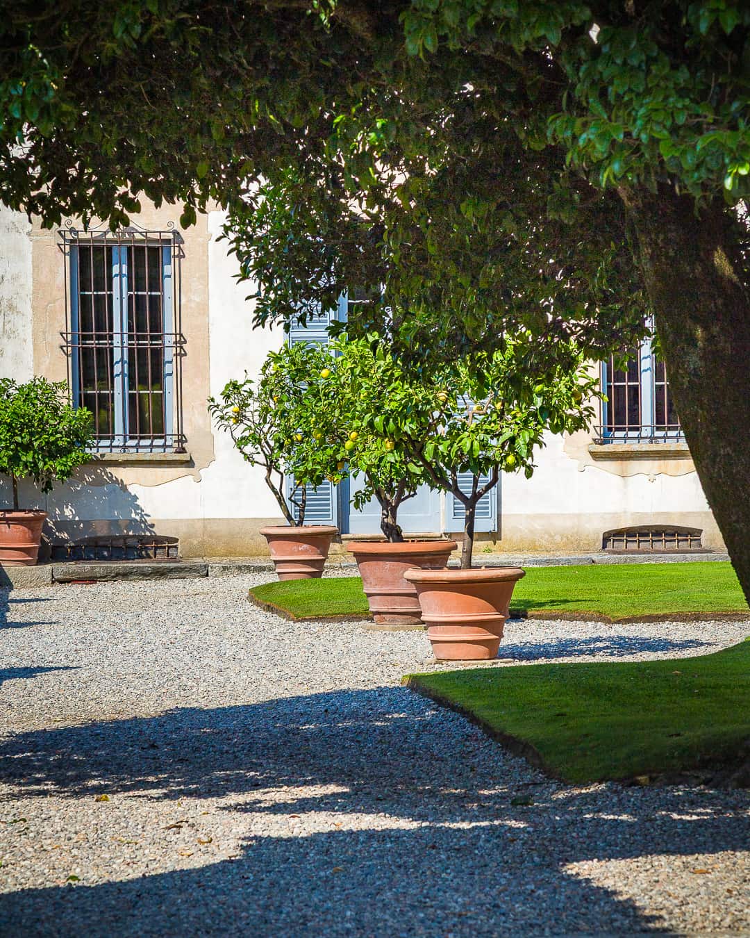 Giardino all’italiana di Villa Della Porta Bozzolo con siepi geometriche e prospettive scenografiche