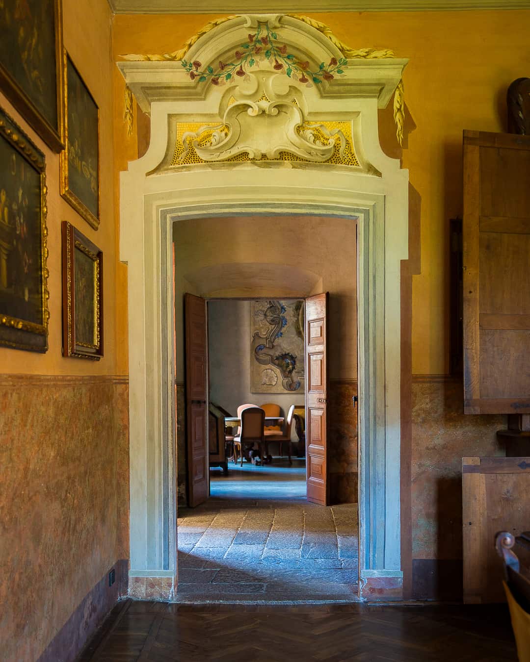 Atmosfera intima degli interni storici di Villa Della Porta Bozzolo