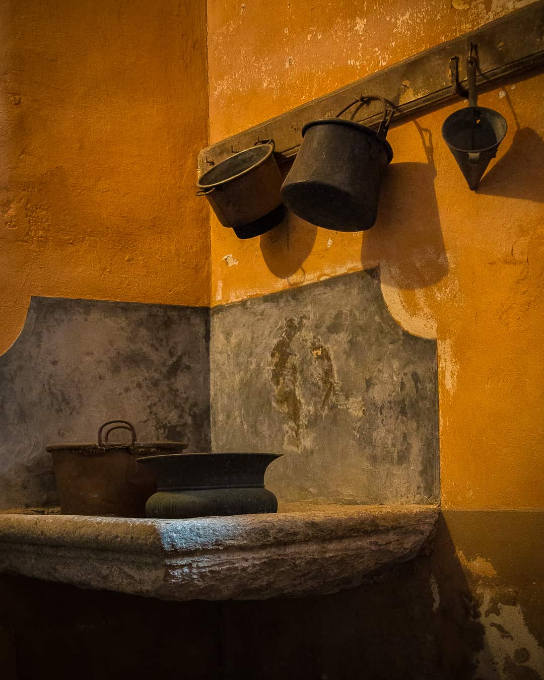 Facciata barocca di Villa Della Porta Bozzolo che domina il borgo con eleganza nobiliare