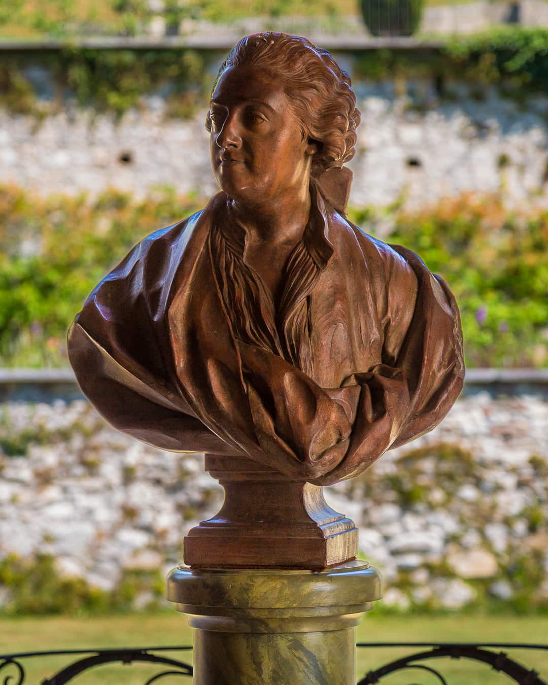 Giardino all’italiana di Villa Della Porta Bozzolo con siepi geometriche e prospettive scenografiche