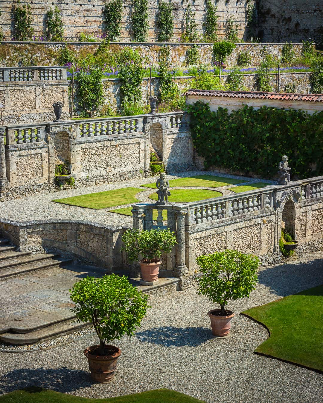 Panorama spettacolare dalla sommità del giardino verso le Prealpi lombarde