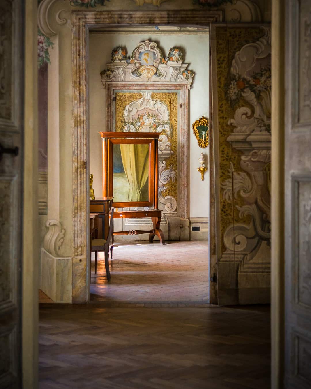 Cortile d’onore di Villa Della Porta Bozzolo, cuore della residenza storica