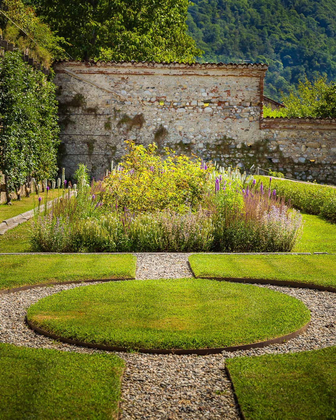 Prospettiva vegetale dei giardini della Villa, simbolo di ordine e armonia
