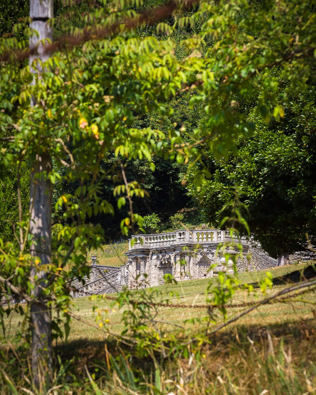 Veduta esterna della Villa immersa nel paesaggio lombardo verdeggiante