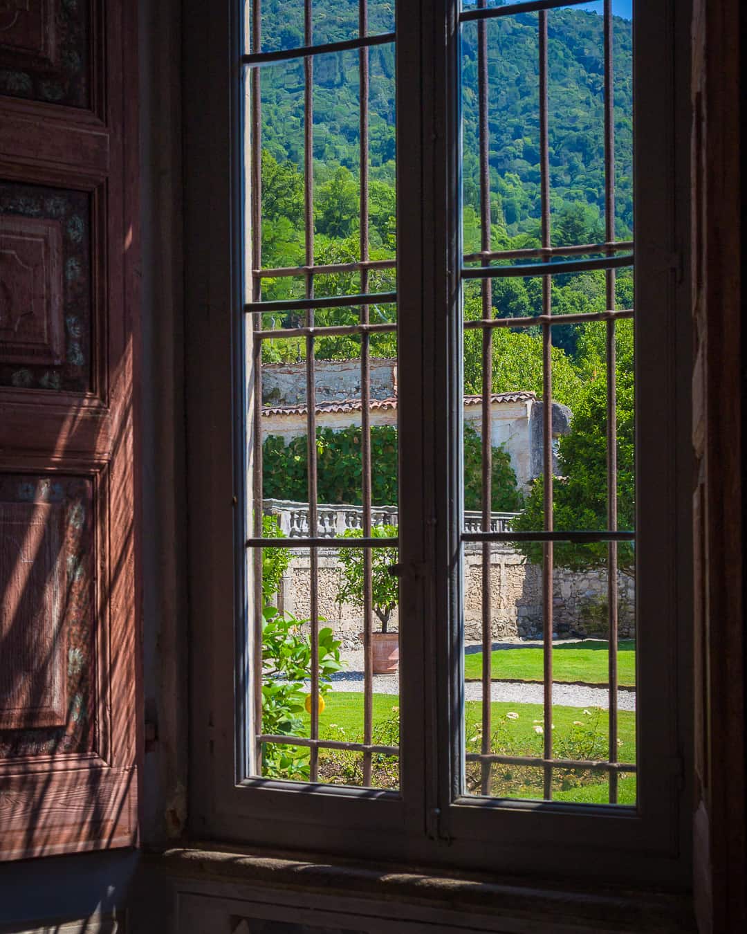 Prospettiva vegetale dei giardini della Villa, simbolo di ordine e armonia